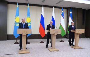 俄羅斯總統普京（Vladimir Putin）與到訪的哈薩克總統托卡耶夫（Kassym-Jomart Tokayev）及烏茲別克總統米爾濟約耶夫（Shavkat Mirziyoyev）