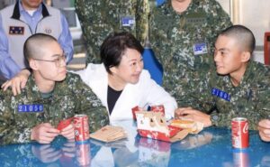 台灣1年兵正式啟動 盧秀燕帶「漢堡可樂」慰問新兵