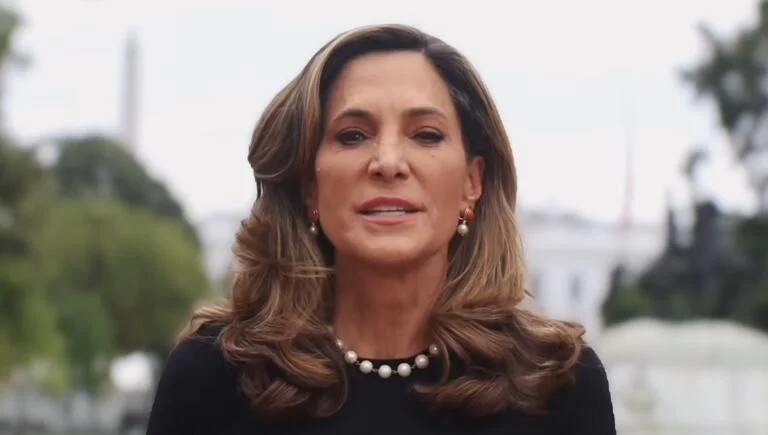 共和黨聯邦眾議員薩拉薩爾（María Elvira Salazar）