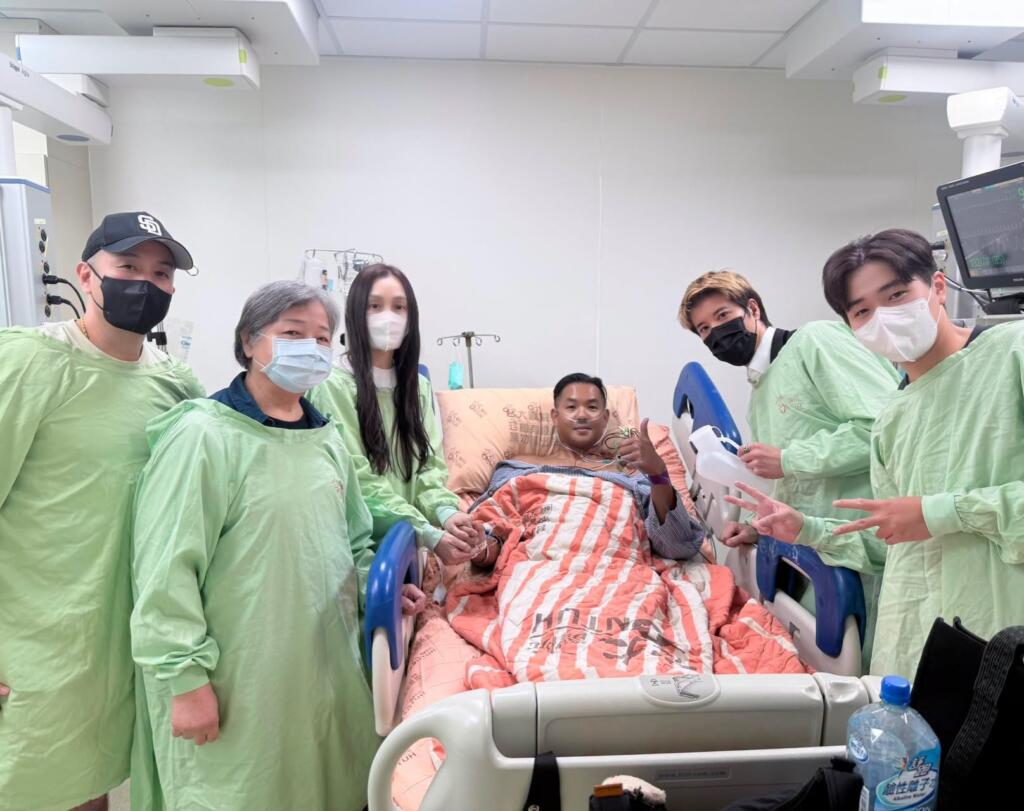 陳建州歷經心肌梗塞險境後病情好轉，摯友王力宏不僅趕赴病榻前陪伴，更出現「王力宏拿尿壺」親自照料的感人畫面，展現深厚兄弟情。（圖／翻攝自陳建州臉書）