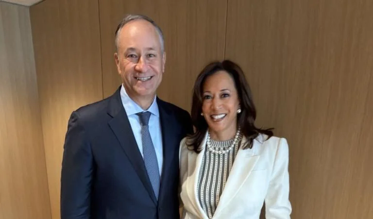 美國前副總統賀錦麗（Kamala Harris）與丈夫任德龍（Doug Emhoff）