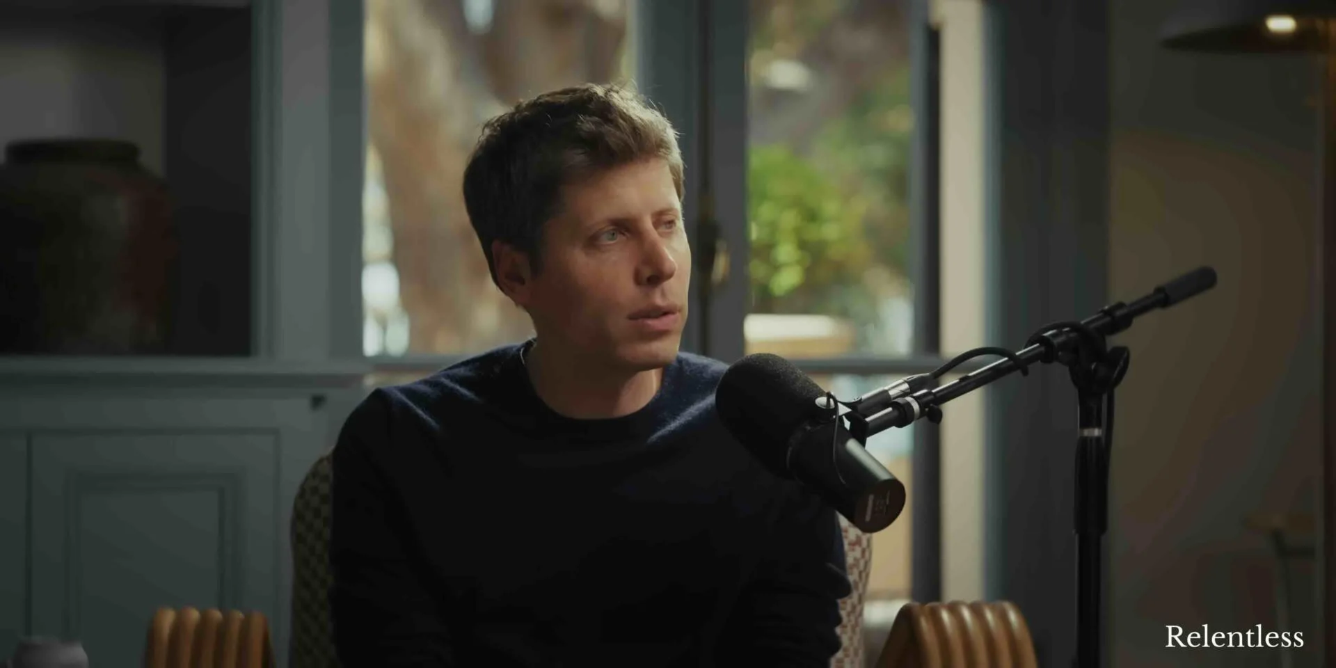 OpenAI 執行長奧特曼（Sam Altman）接受《財星》雜誌專訪，宣告暫緩 IPO 與先進 AI 開發。。圖片來源：YouTube Relentless